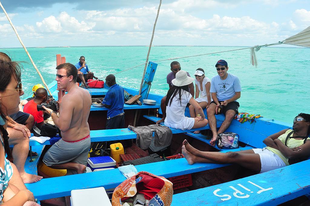 Dolphin Dhow Beach Safaris Виланкулос Экстерьер фото